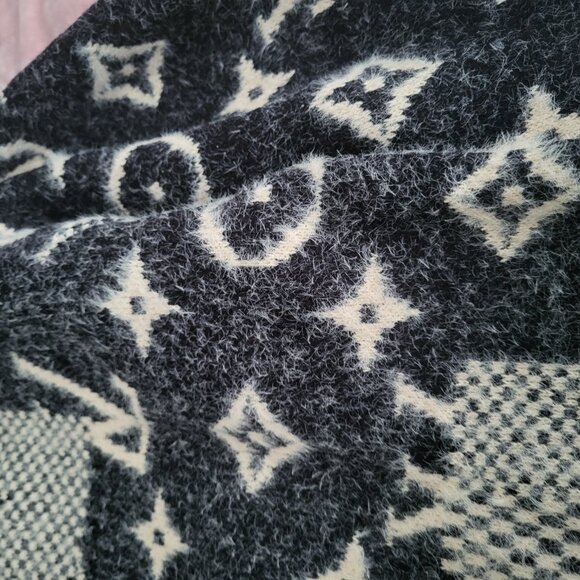 Louis Vuitton Sweater - Picture 9 of 9